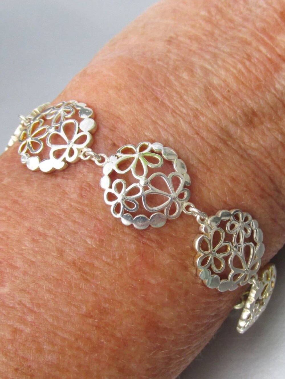 Signed JB Vintage Sterling Silver Open Work FLOWER Round Link Bracelet